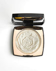 Nubyen Muse Highlighting Powder – vegan, cruelty-free highlighter with handcrafted light-reflecting pearl pigments for a radiant glow. Enhances complexion, blurs fine lines, and adds a subtle shimmer