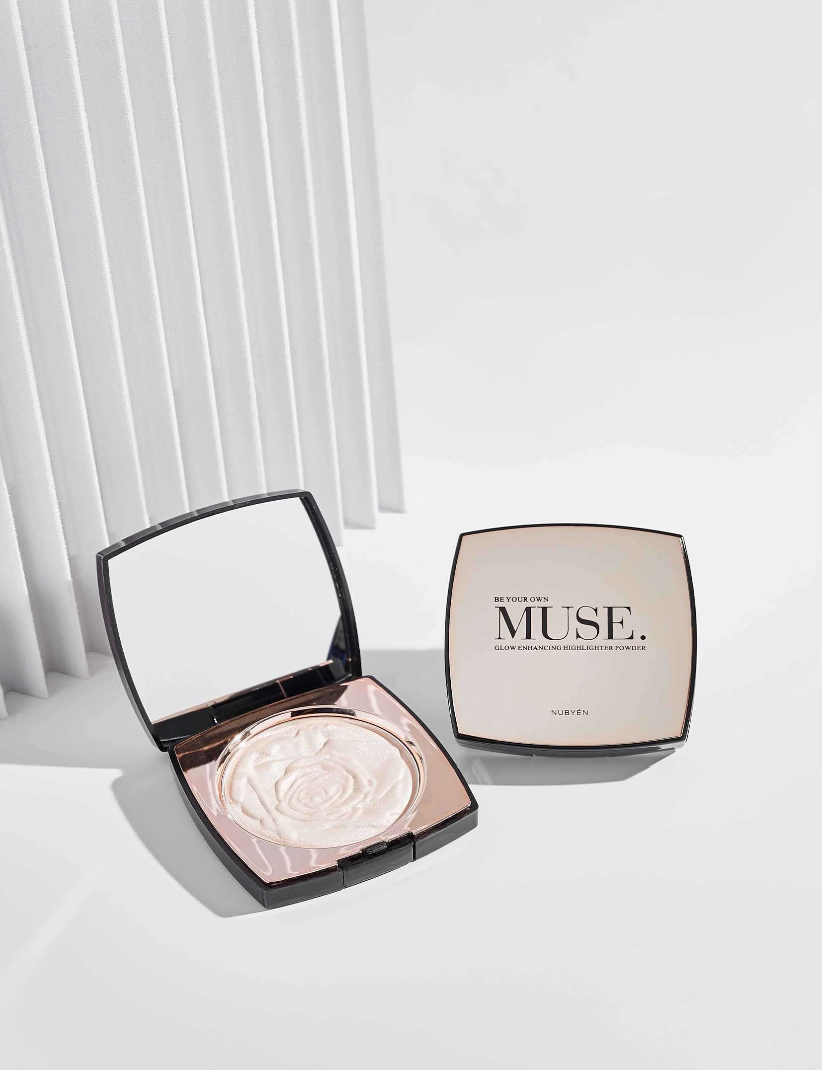 Nubyen Muse Highlighting Powder – vegan, cruelty-free highlighter with handcrafted light-reflecting pearl pigments for a radiant glow. Enhances complexion, blurs fine lines, and adds a subtle shimmer