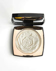 Nubyen Muse Highlighting Powder – vegan, cruelty-free highlighter with handcrafted light-reflecting pearl pigments for a radiant glow. Enhances complexion, blurs fine lines, and adds a subtle shimmer