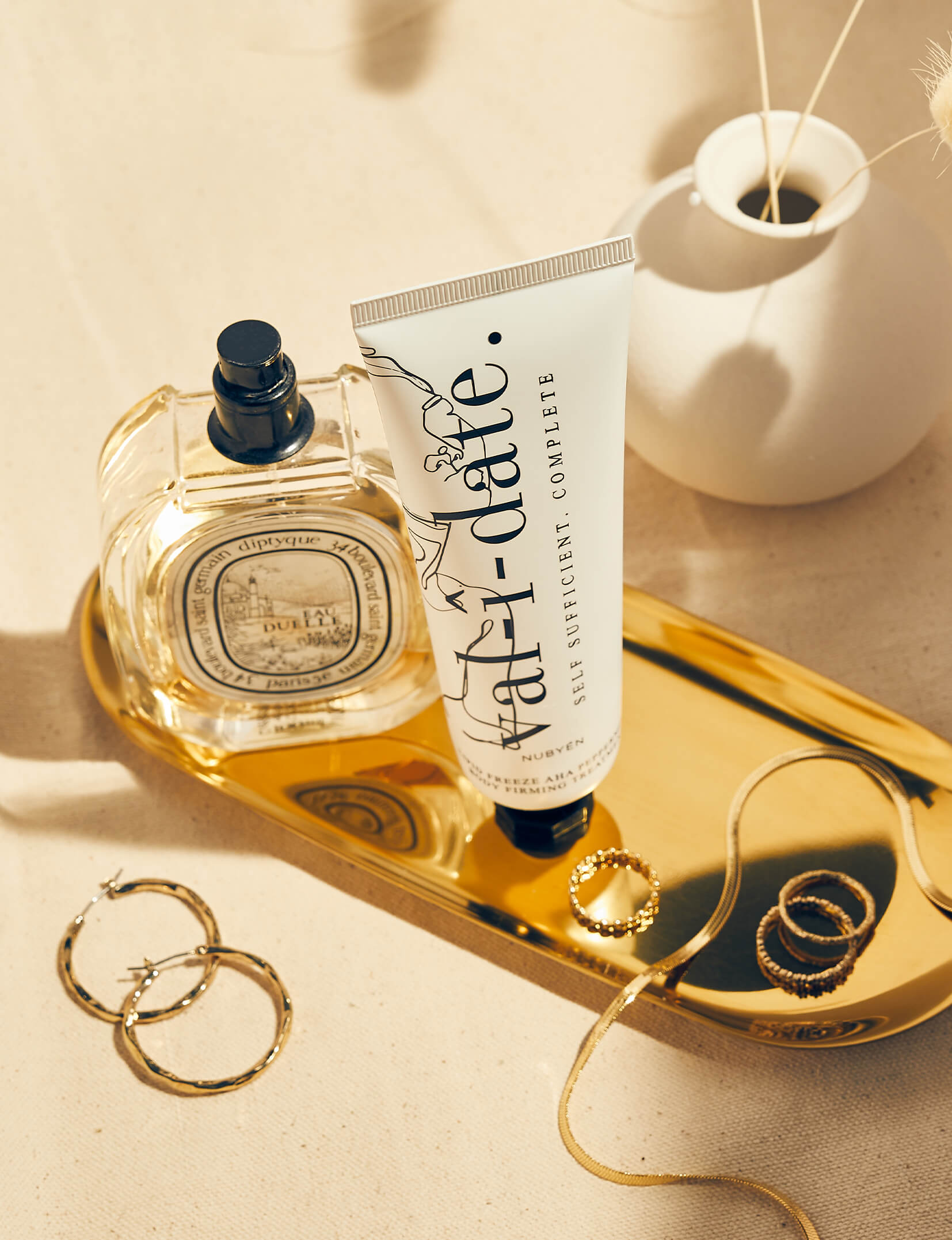 Vitamin C illuminating body cream with Hawaiian orange tree extract, AHA, and magnesium. Brightens, repairs, and nourishes skin with natural skin brighteners like apple, blueberry, and lemon extracts. Non-oily, vegan, and cruelty-free, suitable for all skin types, including acne-prone. Free from silicones, phthalates, parabens, sulfates. Antioxidant-rich for youthful, supple skin.