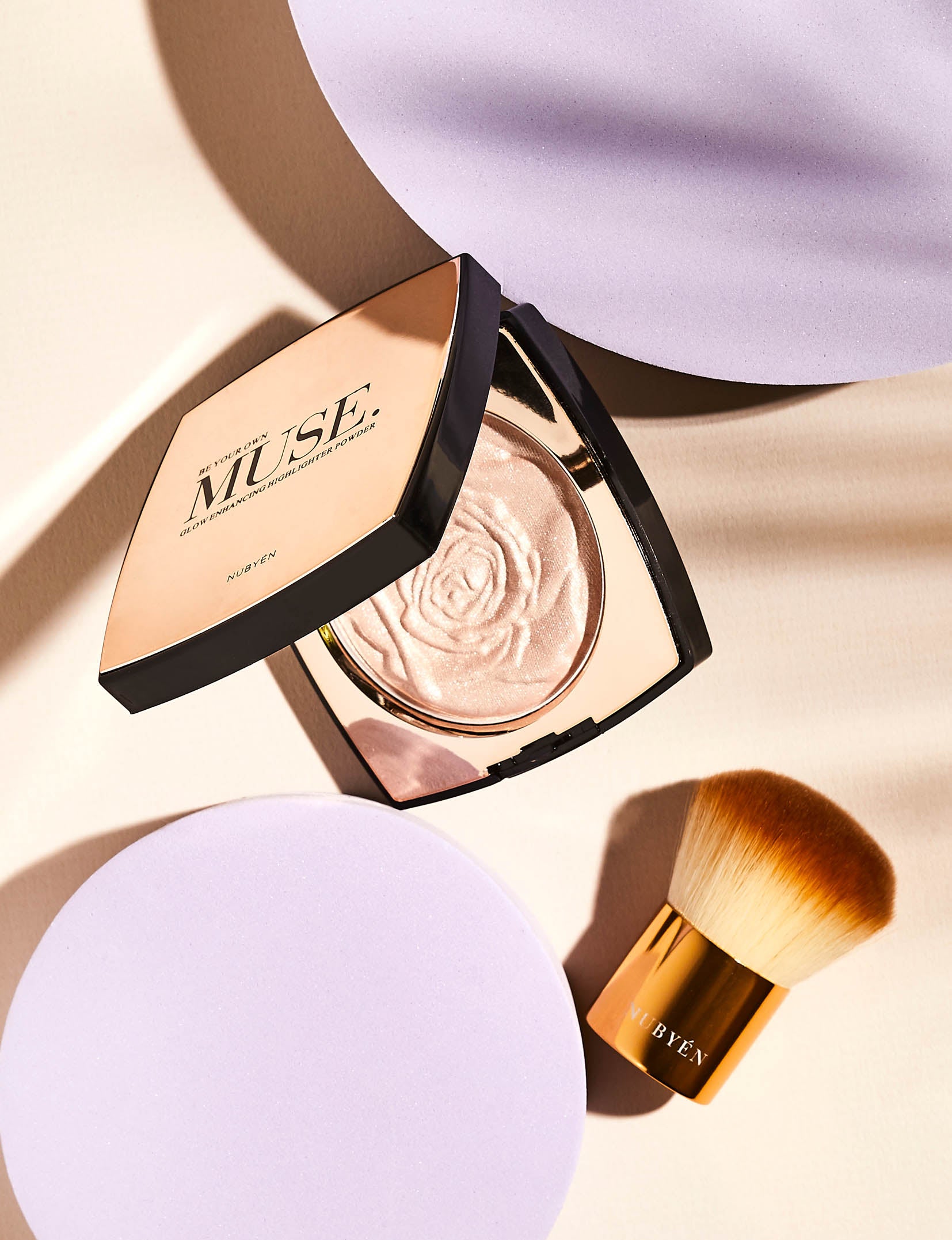 Nubyen Muse Highlighting Powder – vegan, cruelty-free highlighter with handcrafted light-reflecting pearl pigments for a radiant glow. Enhances complexion, blurs fine lines, and adds a subtle shimmer