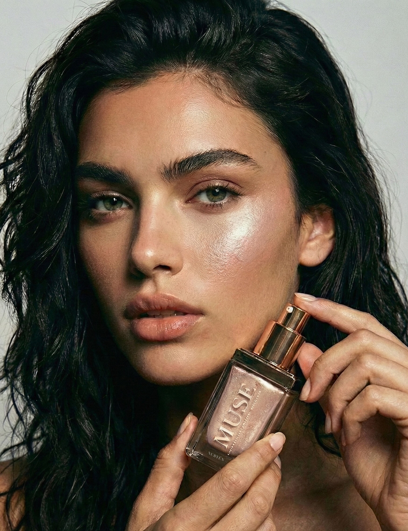 Enhance your natural glow with Nubyen Muse Papaya Fruit Illuminating Skin Highlighter. This water-based, highly pigmented serum brightens and rejuvenates skin with papaya extract, vitamin E, and pearlescent pigments. Perfect for face and body, it delivers a luminous, dewy finish for a flawless complexion