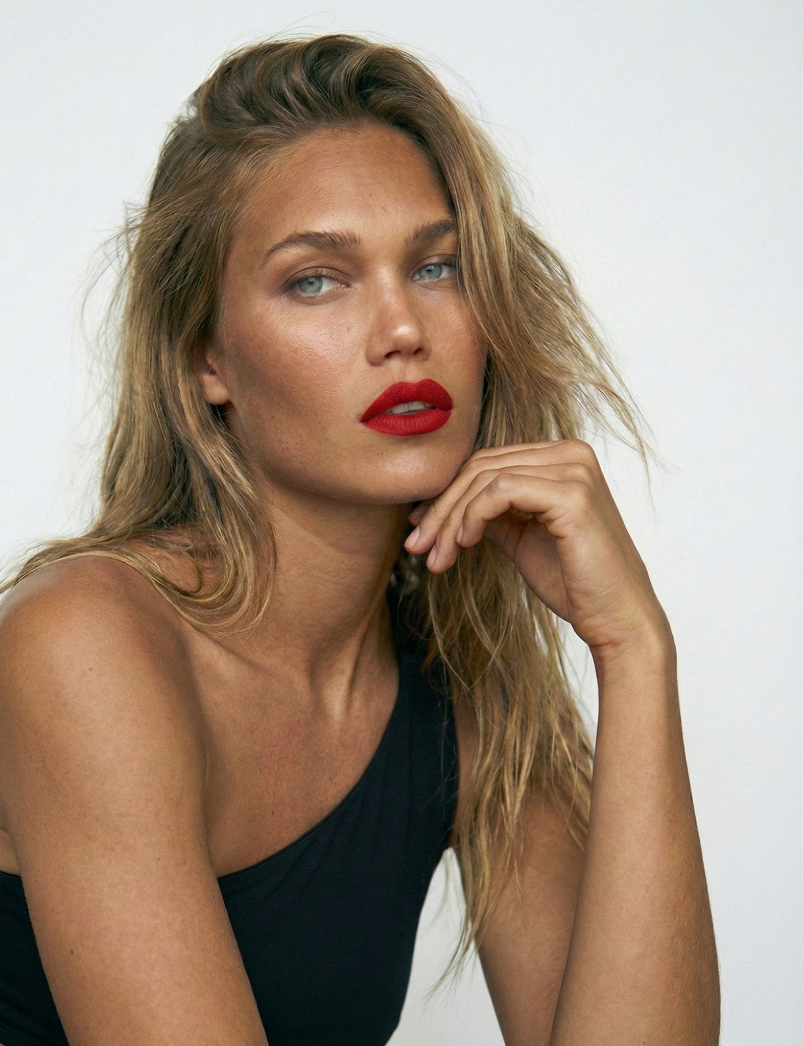 Nubyén Lip Prosperity Plumping Matte Lipstick – A luxurious matte lipstick that plumps, hydrates, and enhances lip volume naturally. Infused with nourishing ingredients like hyaluronic acid and cinnamon, it delivers bold, long-lasting color while keeping lips smooth and moisturized. 100% vegan, cruelty-free, and free from parabens and sulfates, this lipstick is perfect for fuller, healthier-looking lips. Created by medical professionals, it combines beauty and science for confident, radiant results