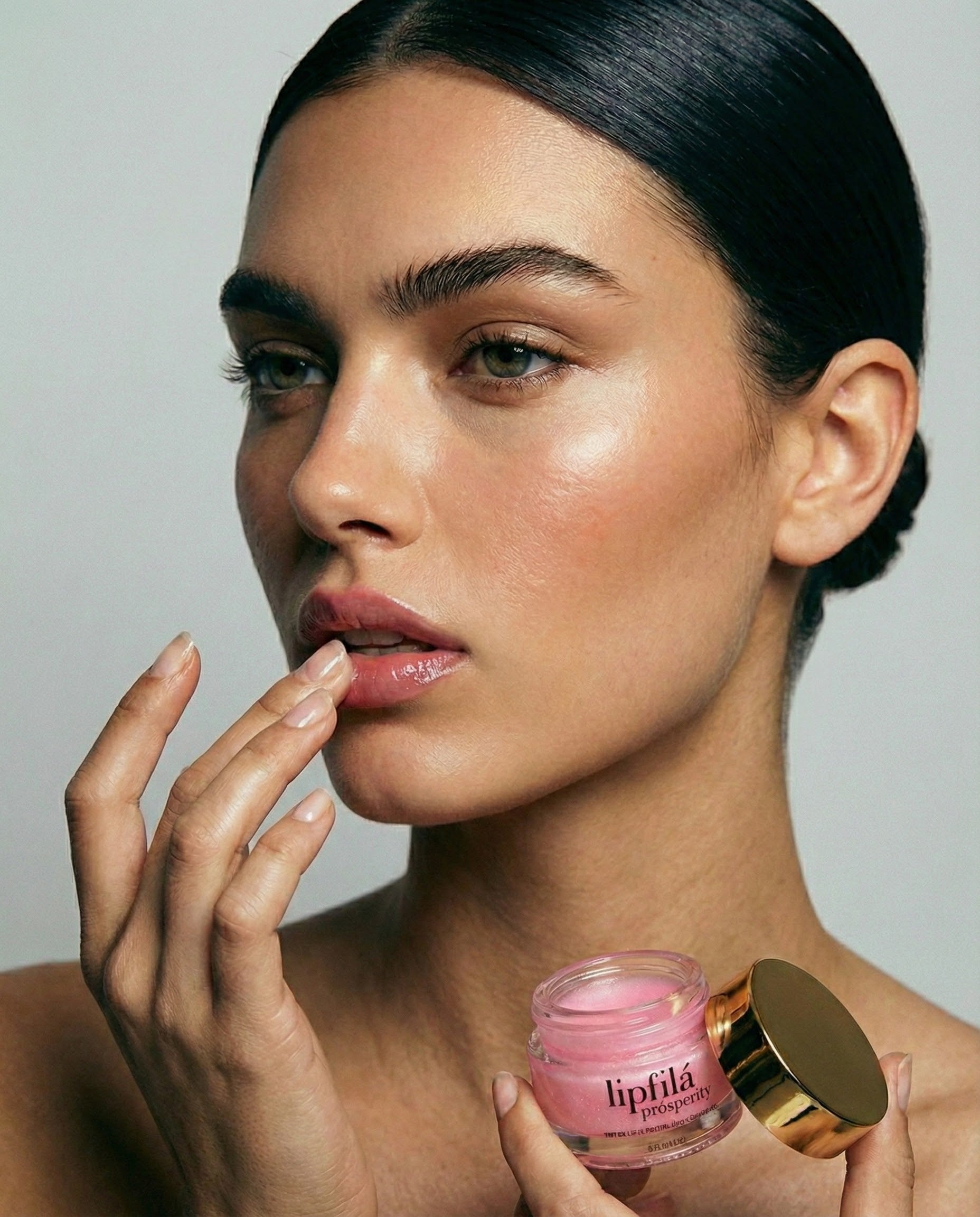 Enhance lip volume with Nubyén Lip Prosperity Tinted Plumping Balm – plant-based lip plumper with cinnamon, Reishi mushroom, lemongrass, and AHAs. Vegan, cruelty-free, recyclable, and free from parabens and sulfates. Instantly hydrates, boosts natural color, and adds a subtle tint for fuller, kissable lips