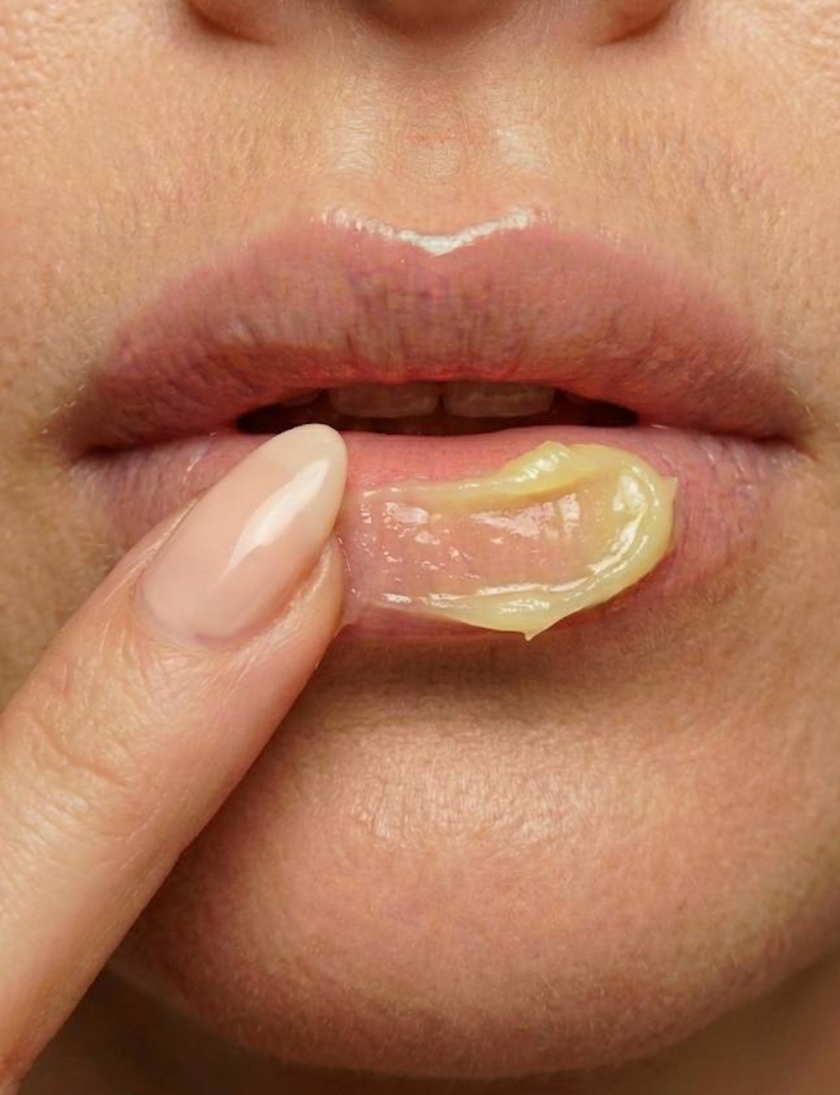 Exfoliate and enhance with the Nubyén Lip Plumping Scrub. Formulated by Medical Doctors, this vegan, cruelty-free scrub gently removes dead skin cells while boosting natural lip volume and softness. Infused with hydrating hyaluronic acid, cinnamon, and lemongrass, it revitalizes lips for a fuller, smoother appearance. Perfect for achieving a healthy, plump pout, this nourishing scrub promotes circulation and leaves your lips feeling supple, refreshed, and irresistibly soft