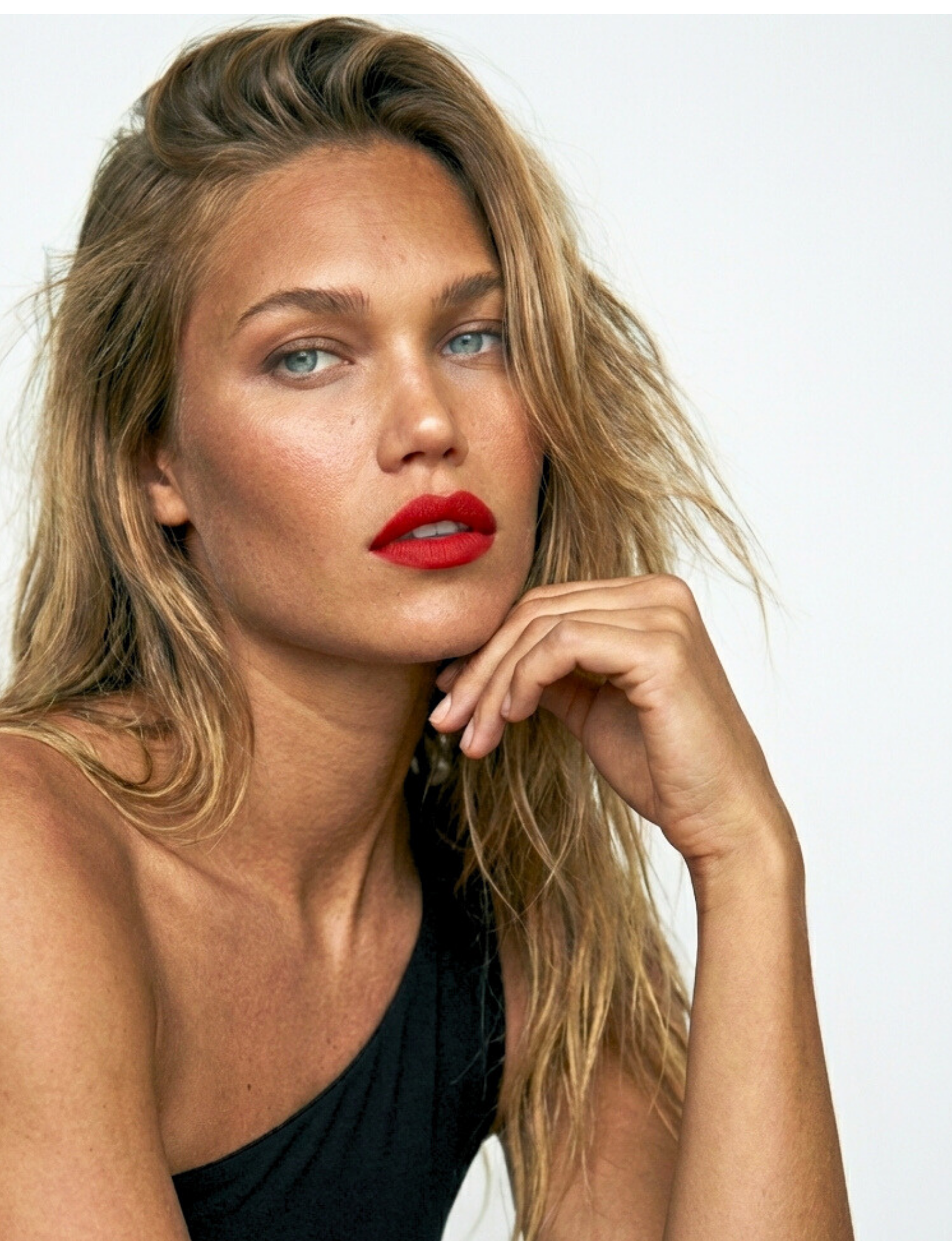 Nubyén Lip Prosperity Plumping Matte Lipstick – A luxurious matte lipstick that plumps, hydrates, and enhances lip volume naturally. Infused with nourishing ingredients like hyaluronic acid and cinnamon, it delivers bold, long-lasting color while keeping lips smooth and moisturized. 100% vegan, cruelty-free, and free from parabens and sulfates, this lipstick is perfect for fuller, healthier-looking lips. Created by medical professionals, it combines beauty and science for confident, radiant results