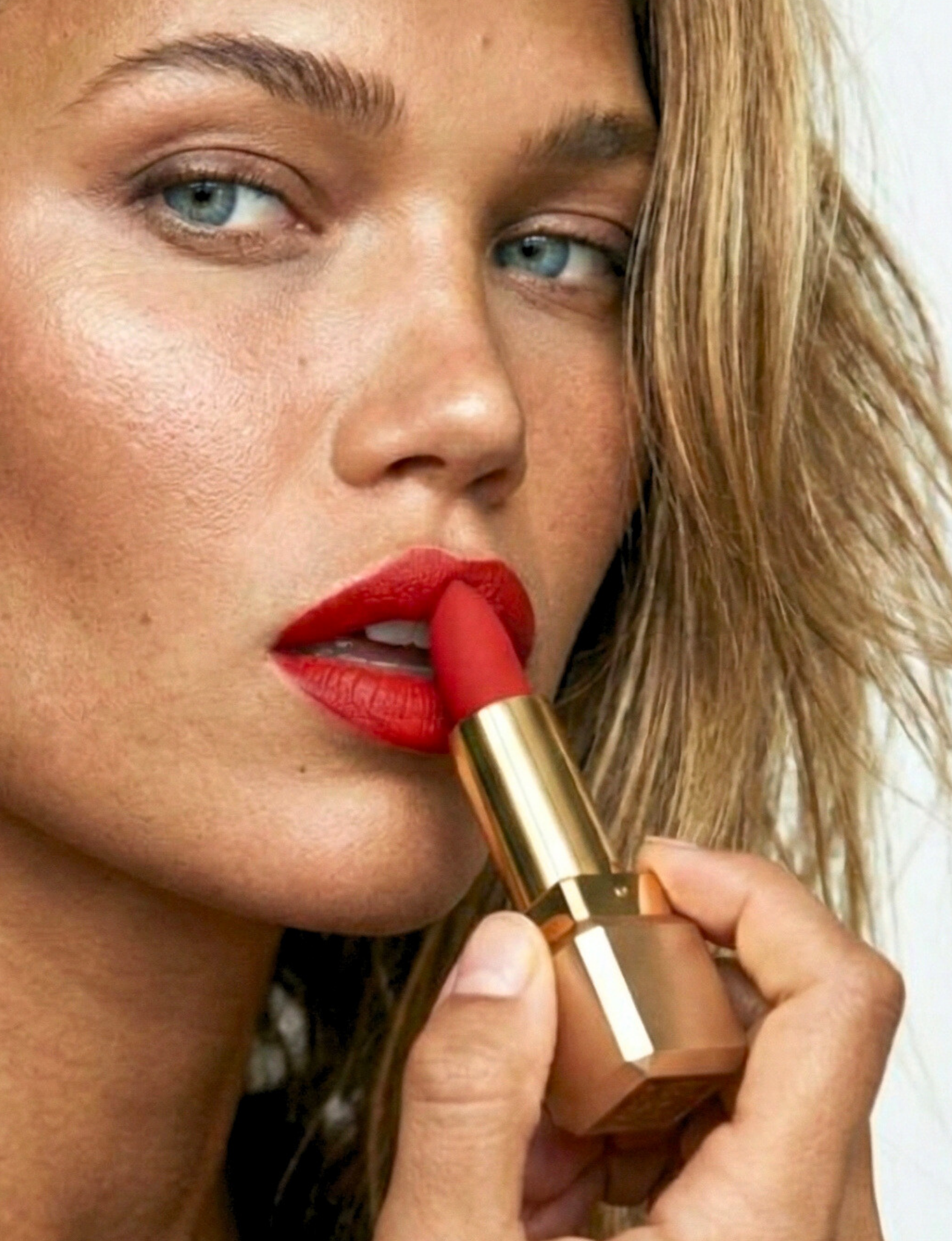Nubyén Lip Prosperity Plumping Matte Lipstick – A luxurious matte lipstick that plumps, hydrates, and enhances lip volume naturally. Infused with nourishing ingredients like hyaluronic acid and cinnamon, it delivers bold, long-lasting color while keeping lips smooth and moisturized. 100% vegan, cruelty-free, and free from parabens and sulfates, this lipstick is perfect for fuller, healthier-looking lips. Created by medical professionals, it combines beauty and science for confident, radiant results