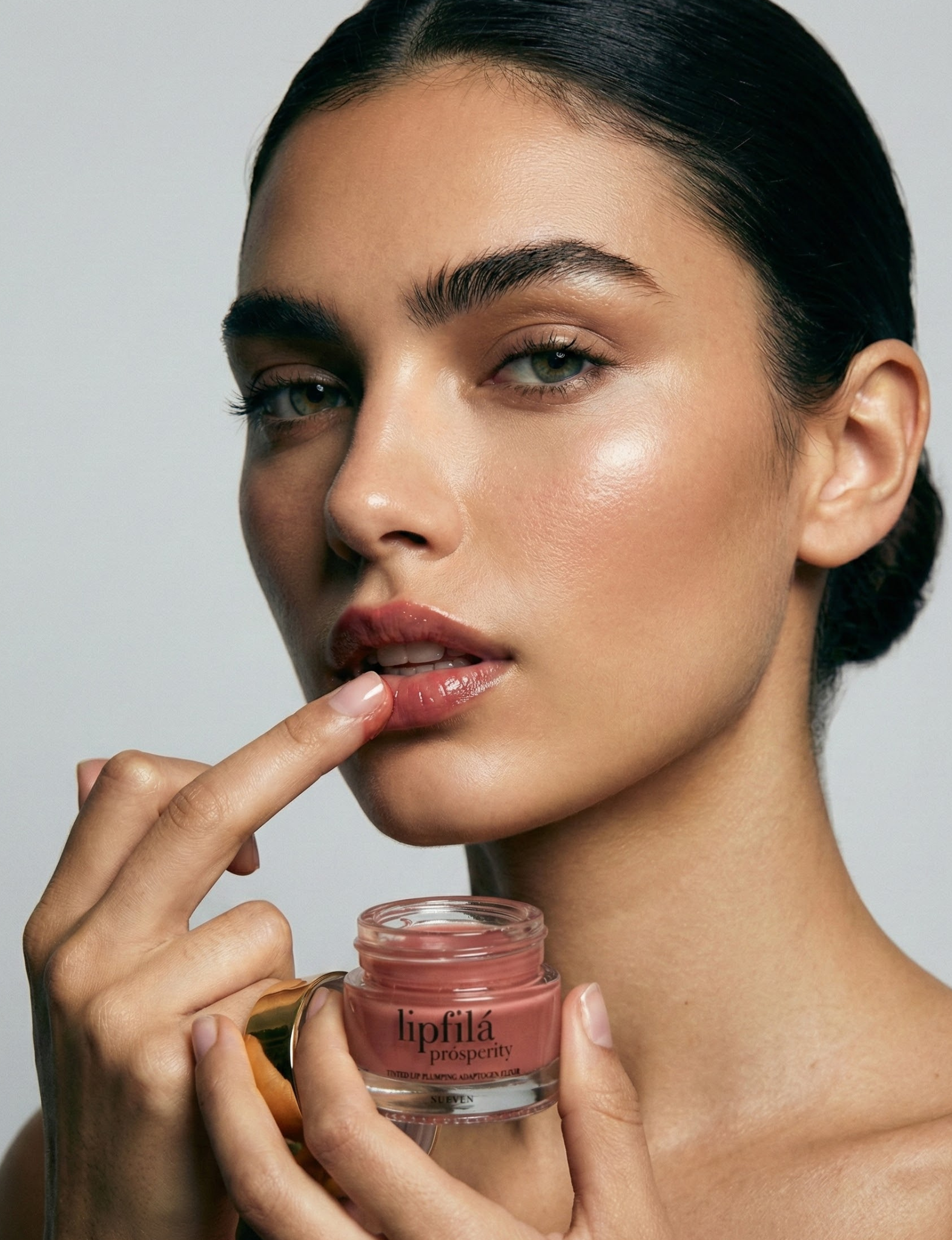 Enhance lip volume with Nubyén Lip Prosperity Tinted Plumping Balm – plant-based lip plumper with cinnamon, Reishi mushroom, lemongrass, and AHAs. Vegan, cruelty-free, recyclable, and free from parabens and sulfates. Instantly hydrates, boosts natural color, and adds a subtle tint for fuller, kissable lips