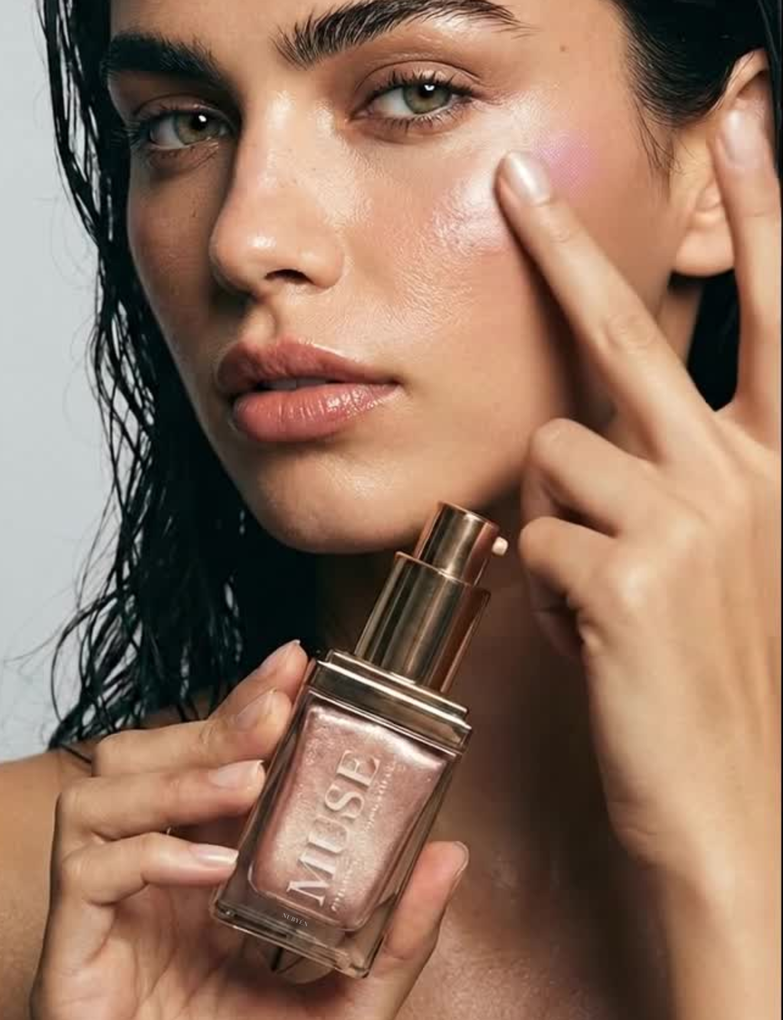 Enhance your natural glow with Nubyen Muse Papaya Fruit Illuminating Skin Highlighter. This water-based, highly pigmented serum brightens and rejuvenates skin with papaya extract, vitamin E, and pearlescent pigments. Perfect for face and body, it delivers a luminous, dewy finish for a flawless complexion