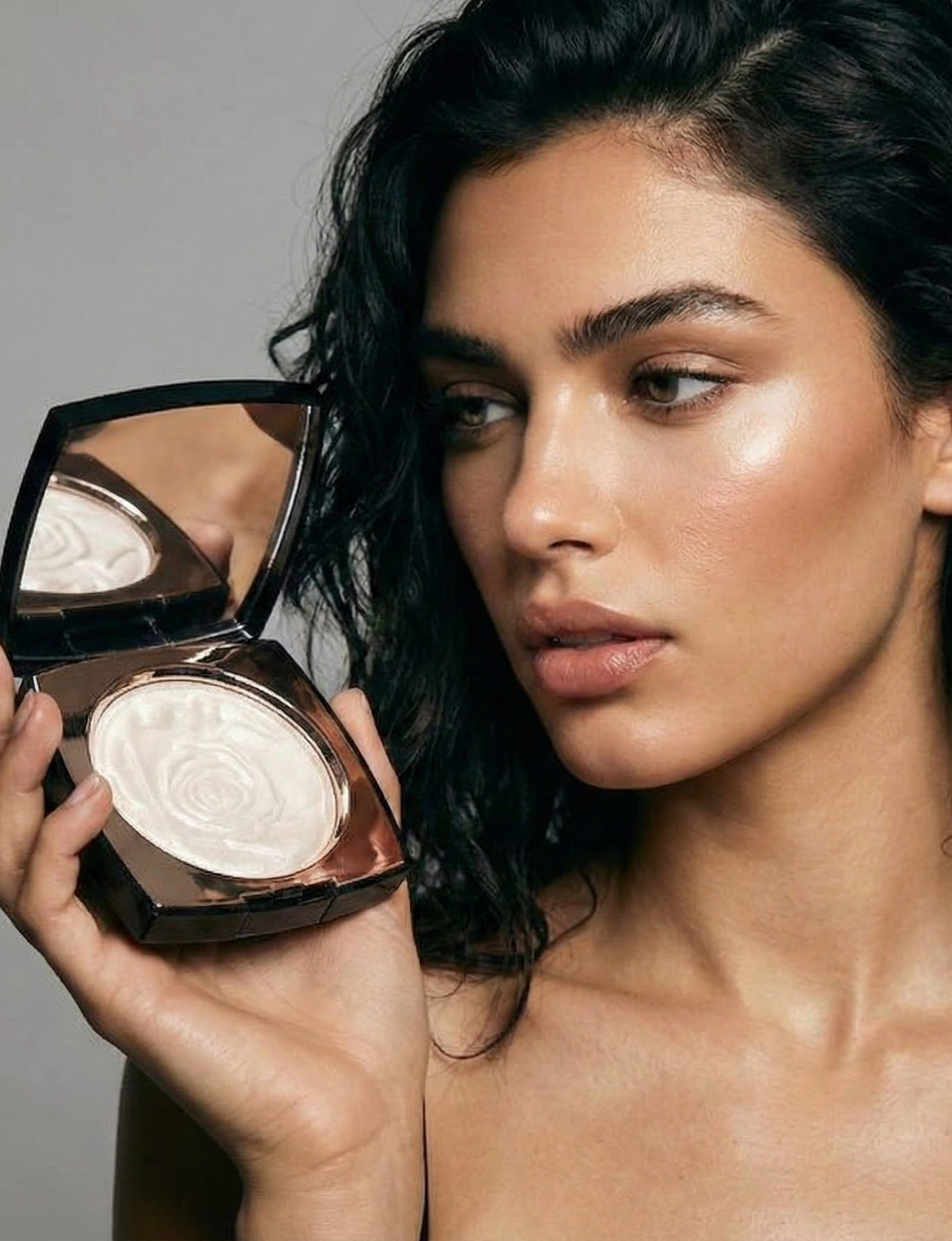 Nubyen best selling  Muse Highlighter shown in its compact, a natural radiant highlighter with papaya fruit extract that brightens the skin and delivers a seamless glow.