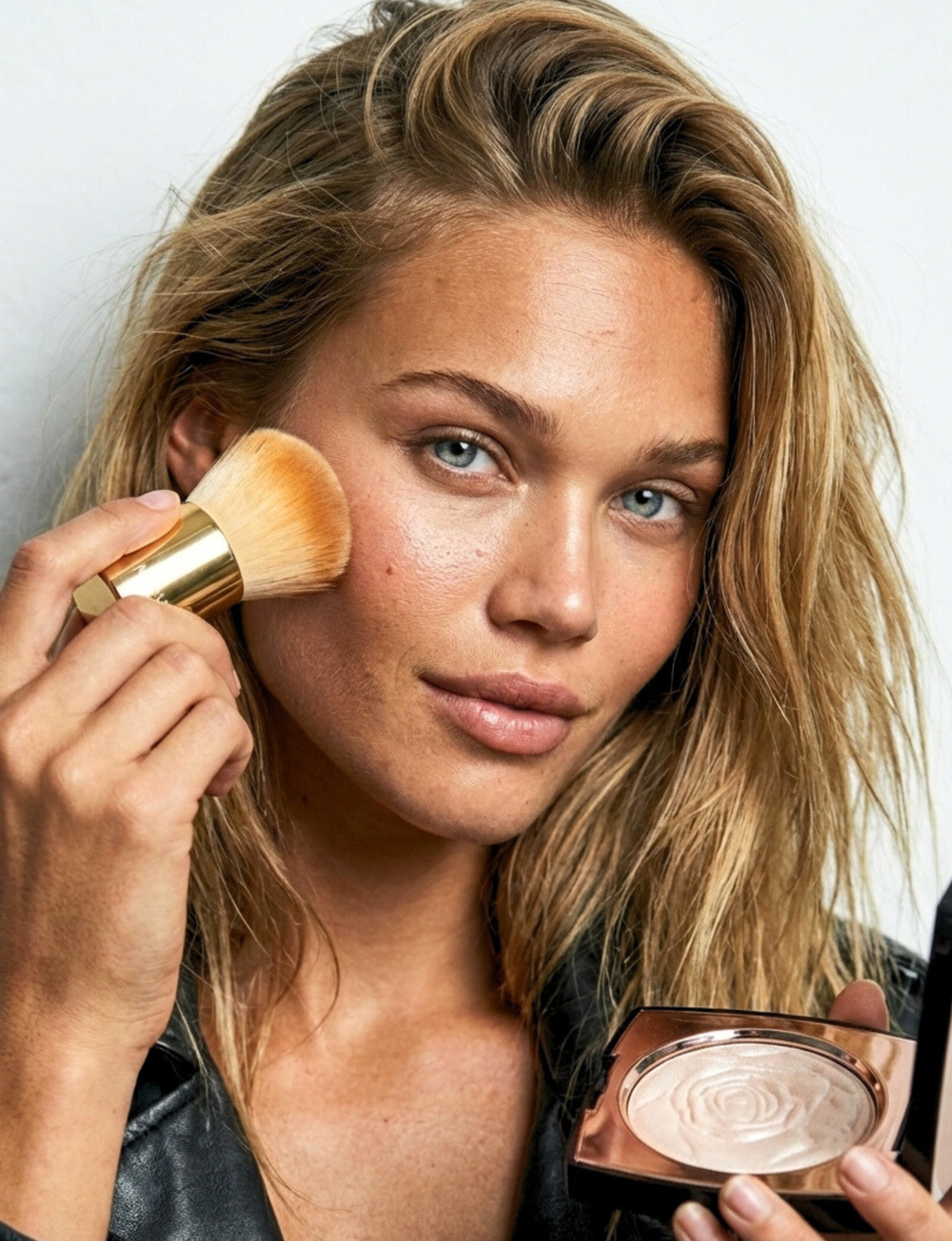 Nubyen best selling  Muse Highlighter shown in its compact, a natural radiant highlighter with papaya fruit extract that brightens the skin and delivers a seamless glow.