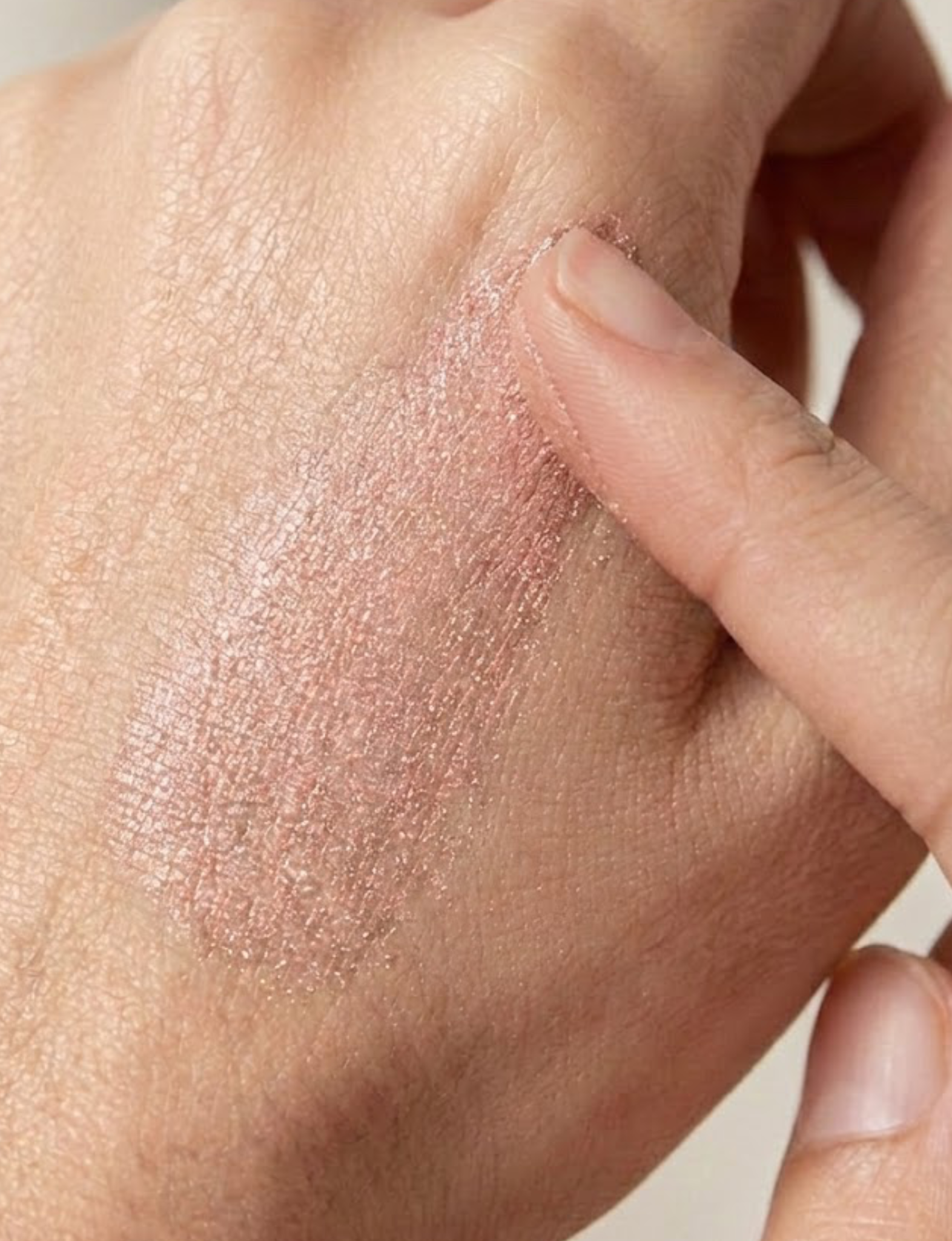 Enhance your natural glow with Nubyen Muse Papaya Fruit Illuminating Skin Highlighter. This water-based, highly pigmented serum brightens and rejuvenates skin with papaya extract, vitamin E, and pearlescent pigments. Perfect for face and body, it delivers a luminous, dewy finish for a flawless complexion