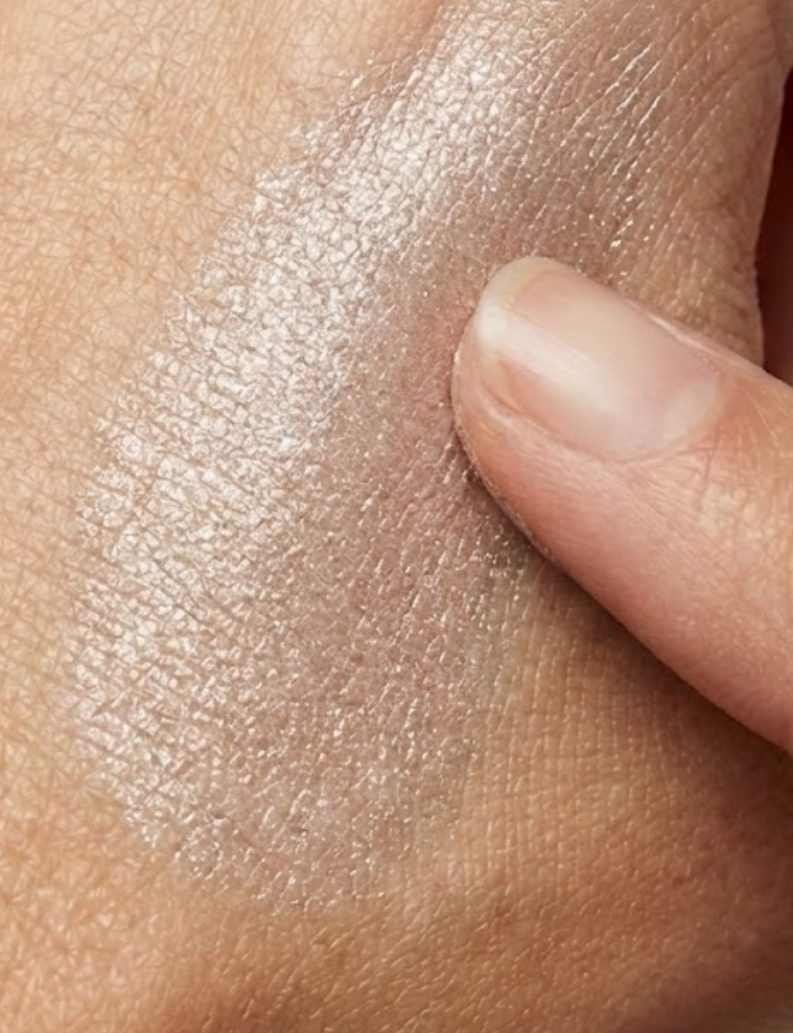 Enhance your natural glow with Nubyen Muse Papaya Fruit Illuminating Skin Highlighter. This water-based, highly pigmented serum brightens and rejuvenates skin with papaya extract, vitamin E, and pearlescent pigments. Perfect for face and body, it delivers a luminous, dewy finish for a flawless complexion