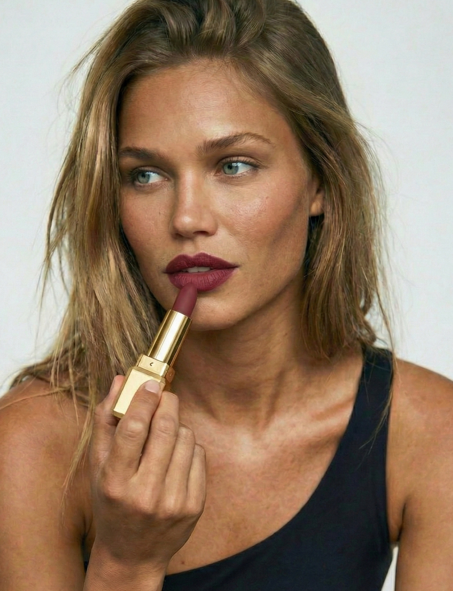 Nubyén Lip Prosperity Plumping Matte Lipstick – A luxurious matte lipstick that plumps, hydrates, and enhances lip volume naturally. Infused with nourishing ingredients like hyaluronic acid and cinnamon, it delivers bold, long-lasting color while keeping lips smooth and moisturized. 100% vegan, cruelty-free, and free from parabens and sulfates, this lipstick is perfect for fuller, healthier-looking lips. Created by medical professionals, it combines beauty and science for confident, radiant results