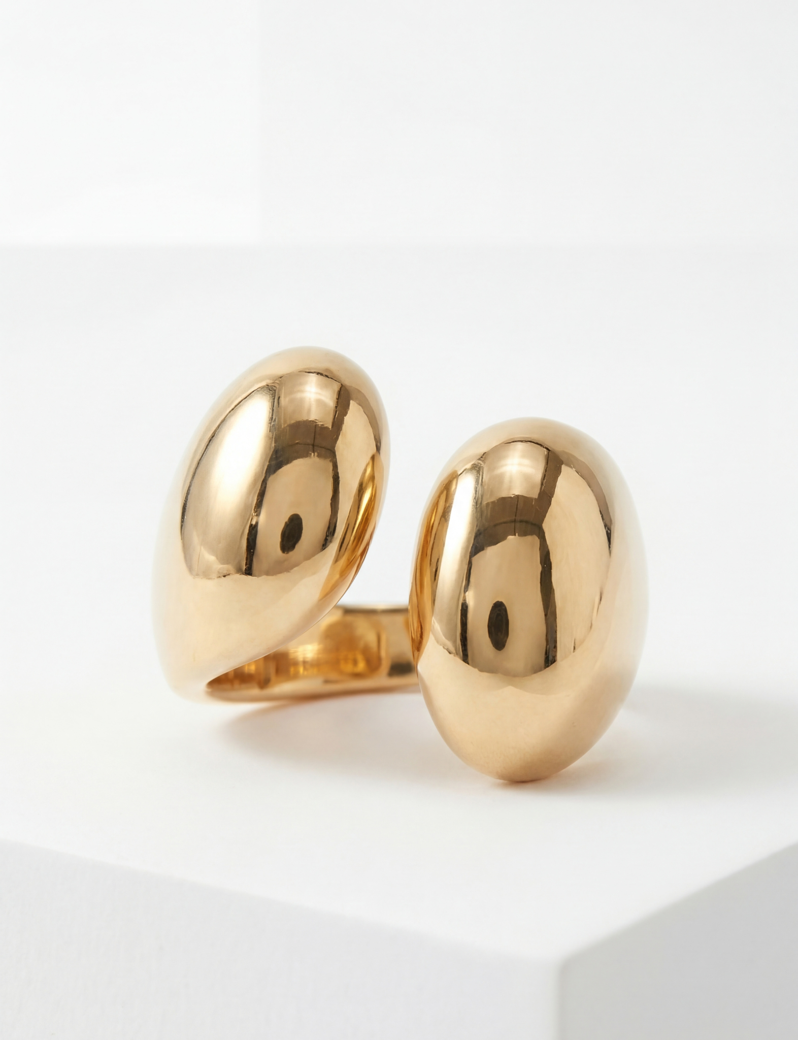 The Nubyen Joy Two Tone Chain Cuff Ring is a sculptural luxury statement ring featuring a bold mixed-metal design that fuses polished silver and radiant 18k gold plating into one fluid silhouette. Designed with an adjustable open-back cuff fit, this contemporary two tone ring delivers elevated modern elegance with a chunky chain-inspired aesthetic. Perfect for stacking or standalone styling, the Joy ring embodies refined confidence, editorial minimalism, and timeless luxury jewellery design.