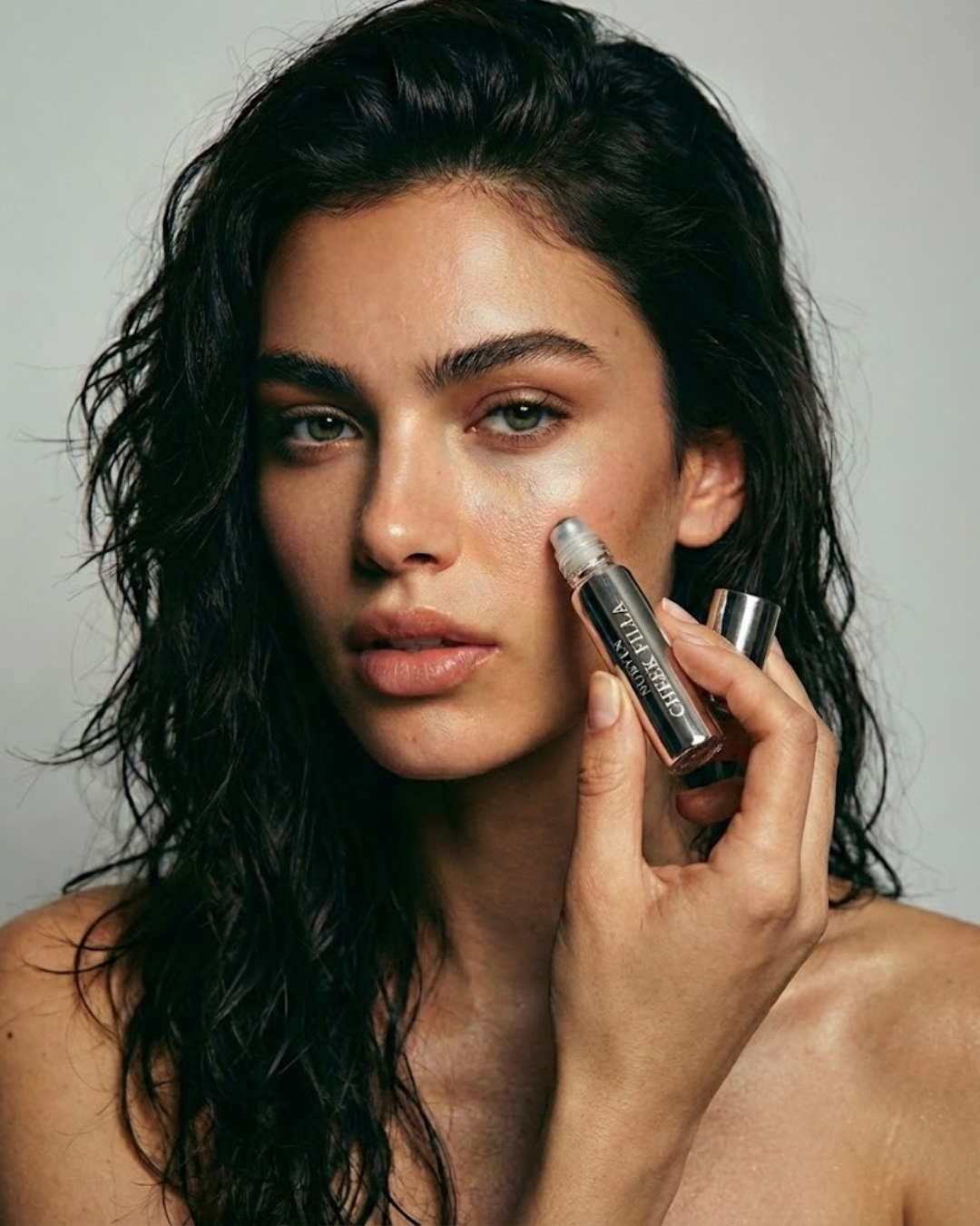 Enhance your cheekbones naturally with Nubyen Cheek Fillá, a clean, vegan cheek-lifting elixir enriched with hyaluronic acid, cinnamon, and AHA fruit extracts for hydration, plumping, and brightening. Perfect for sculpted, radiant cheeks without injections. Eco-friendly glass packaging.