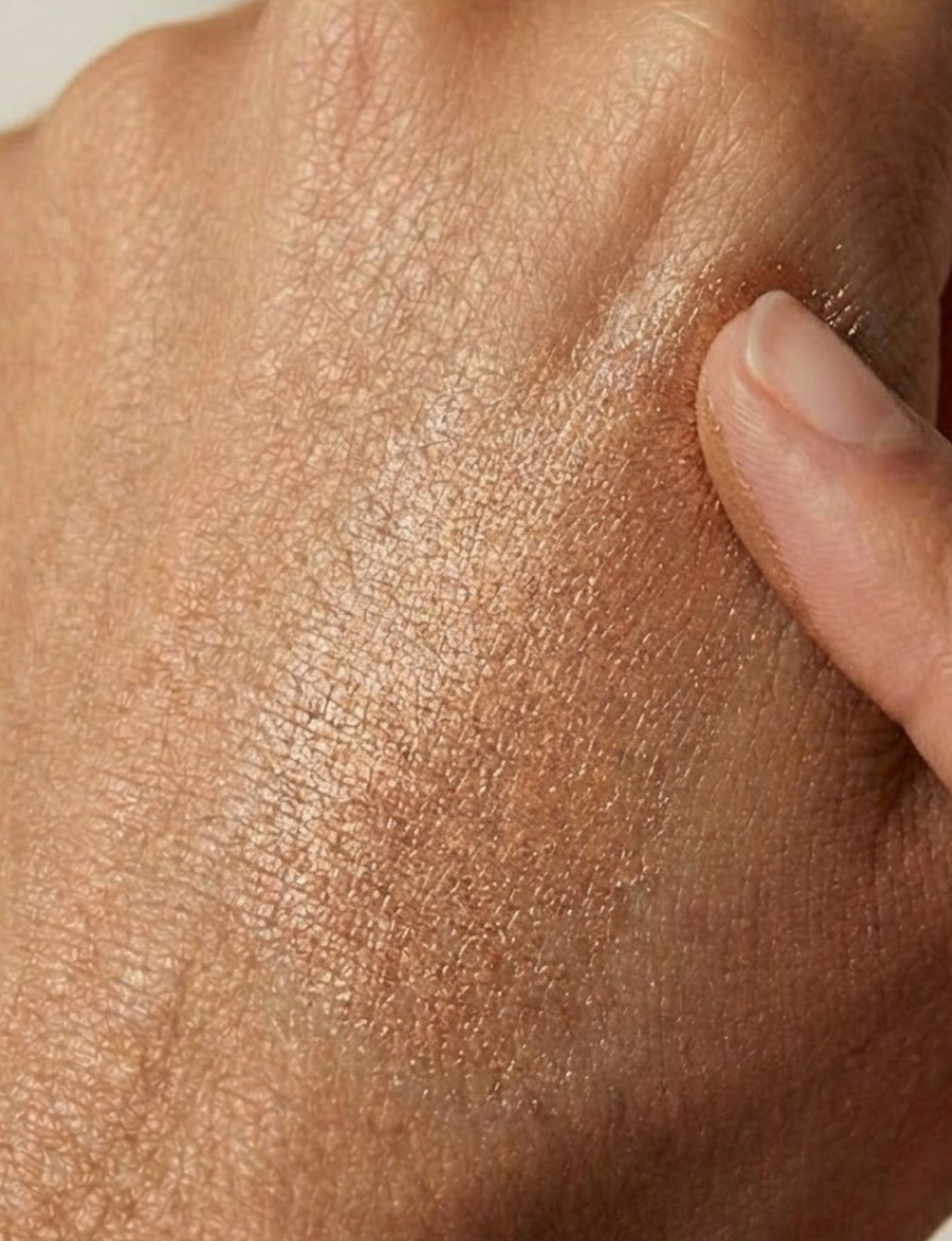 Enhance your natural glow with Nubyen Muse Papaya Fruit Illuminating Skin Highlighter. This water-based, highly pigmented serum brightens and rejuvenates skin with papaya extract, vitamin E, and pearlescent pigments. Perfect for face and body, it delivers a luminous, dewy finish for a flawless complexion