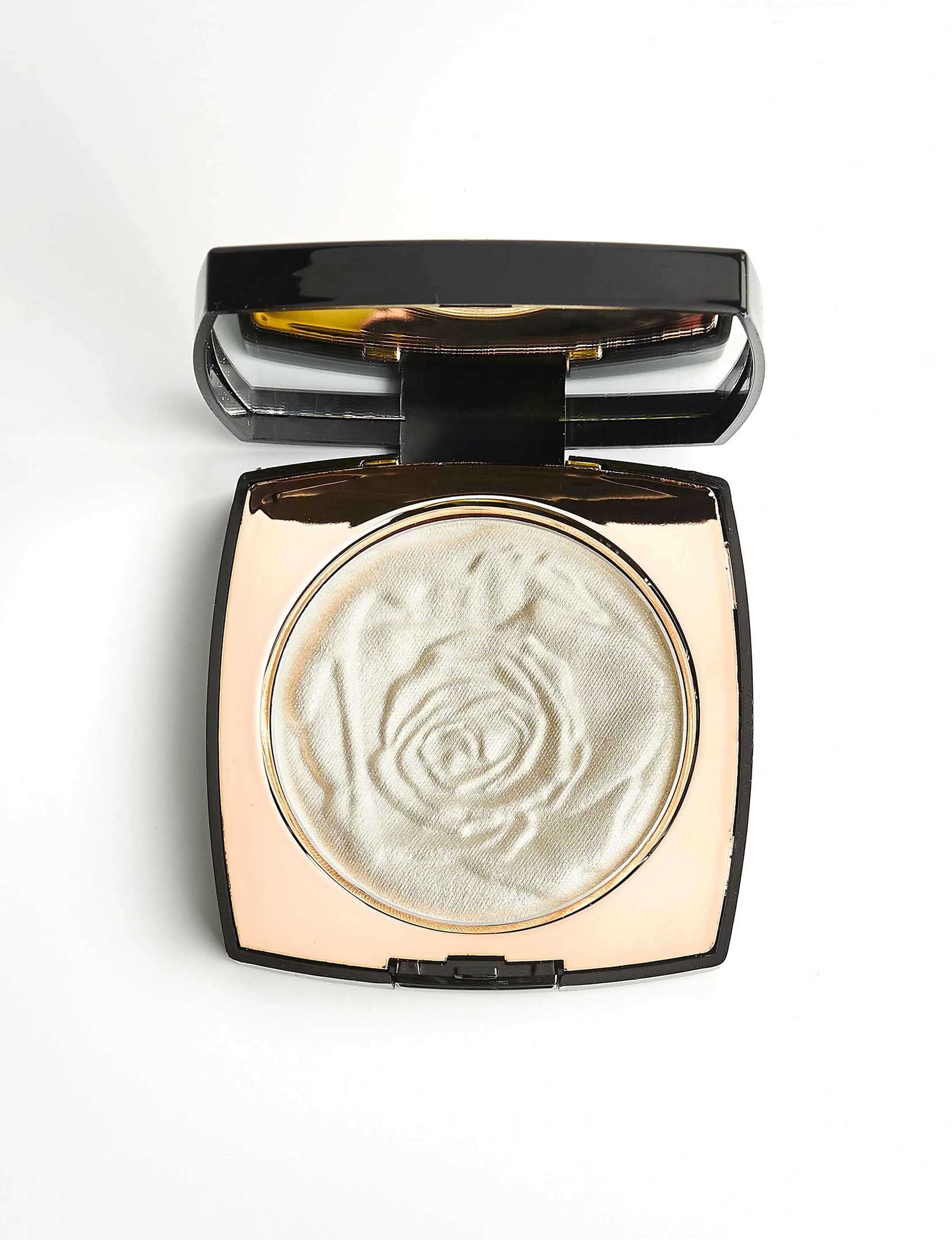 Nubyen Muse Highlighting Powder – vegan, cruelty-free highlighter with handcrafted light-reflecting pearl pigments for a radiant glow. Enhances complexion, blurs fine lines, and adds a subtle shimmer